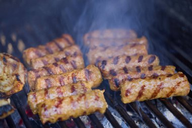 (Mici), geleneksel Romen et yemekleri pişirme sırasında ızgarada