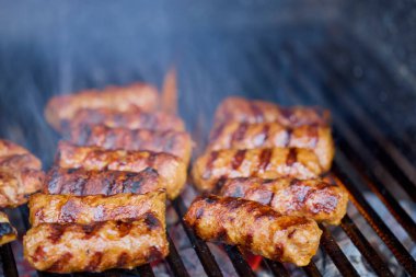 (Mici), geleneksel Romen et yemekleri pişirme sırasında ızgarada
