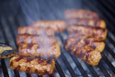 (Mici), geleneksel Romen et yemekleri pişirme sırasında ızgarada