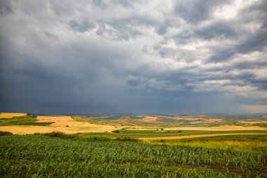 Bulutlu bir günde tarımsal alanla birlikte manzara