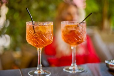 Seçici odaklı ve bulanık arkaplanı olan bir bardak kokteyl.