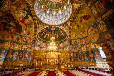 Romanya 'daki bir kilisenin içinden, bölgeye özgü tablolarla ve Ortodoks diniyle ilgili görüntüler