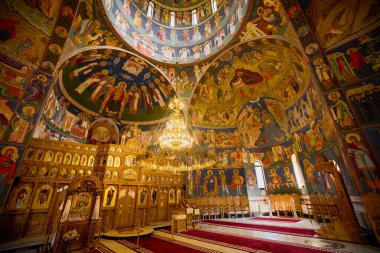 Romanya 'daki bir kilisenin içinden, bölgeye özgü tablolarla ve Ortodoks diniyle ilgili görüntüler