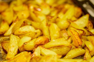 Patatesler soğan ve peynirle kesilip fırında pişirildi.