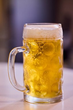 Bir bardak soğuk ve dumanı üstünde bira.