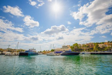 Güzel ve güneşli bir günde deniz limanı olan manzara, tatil konsepti.