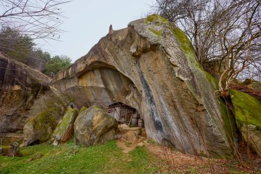Corbi de Piatra, Romanya 'nın başkenti Muscel' de yer alan ve 23 Haziran 1512 tarihli antik bir manastır.