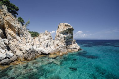 Yunanistan 'da Akdeniz kıyısındaki kayalık sahil manzarası, seyahat konsepti.