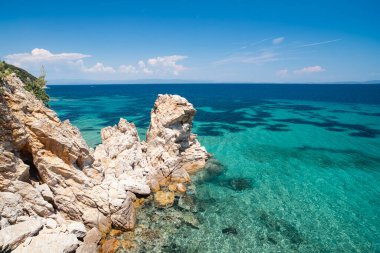 Yunanistan 'da Akdeniz kıyısındaki kayalık sahil manzarası, seyahat konsepti.