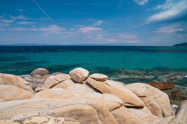Yunanistan 'da Akdeniz kıyısındaki kayalık sahil manzarası, seyahat konsepti.