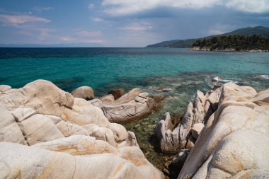 Yunanistan 'da Akdeniz kıyısındaki kayalık sahil manzarası, seyahat konsepti.