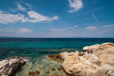 Yunanistan 'da Akdeniz kıyısındaki kayalık sahil manzarası, seyahat konsepti.