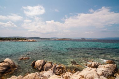 Yunanistan 'da Akdeniz kıyısındaki kayalık sahil manzarası, seyahat konsepti.