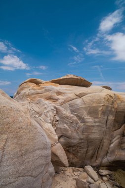 Yunanistan 'da Akdeniz kıyısındaki kayalık sahil manzarası, seyahat konsepti.