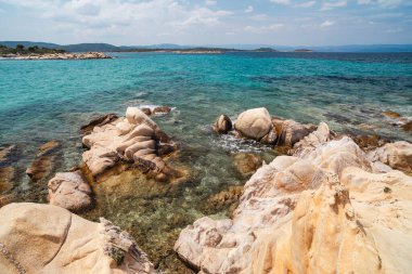 Yunanistan 'da Akdeniz kıyısındaki kayalık sahil manzarası, seyahat konsepti.