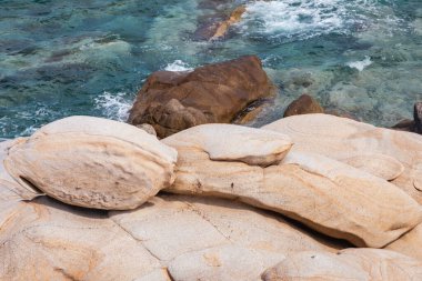 Yunanistan 'da Akdeniz kıyısındaki kayalık sahil manzarası, seyahat konsepti.