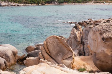 Yunanistan 'da Akdeniz kıyısındaki kayalık sahil manzarası, seyahat konsepti.