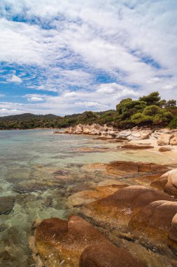 Yunanistan 'da Akdeniz kıyısındaki kayalık sahil manzarası, seyahat konsepti.