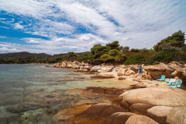 Yunanistan 'da Akdeniz kıyısındaki kayalık sahil manzarası, seyahat konsepti.
