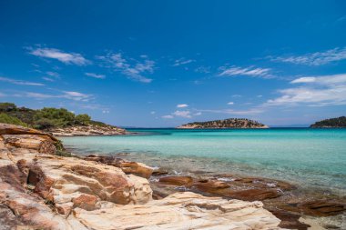 Yunanistan 'da Akdeniz kıyısındaki kayalık sahil manzarası, seyahat konsepti.