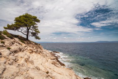 Yunanistan 'da Akdeniz kıyısındaki kayalık sahil manzarası, seyahat konsepti.