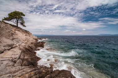 Yunanistan 'da Akdeniz kıyısındaki kayalık sahil manzarası, seyahat konsepti.