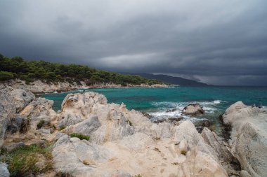 Yunanistan 'da Akdeniz kıyısındaki kayalık sahil manzarası, seyahat konsepti.