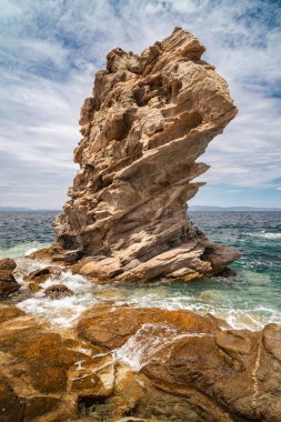 Yunanistan 'da Akdeniz kıyısındaki kayalık sahil manzarası, seyahat konsepti.
