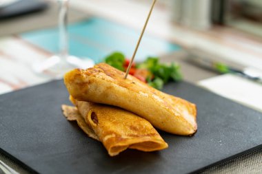 Taştan bir tabakta servis edilen omlet.