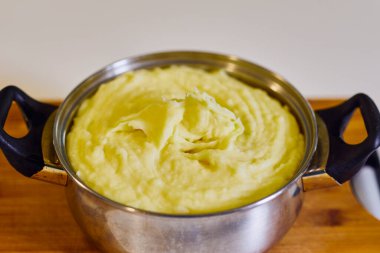 Paslanmaz çelik bir kasede patates püresi