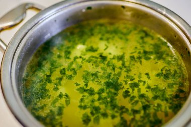 Yukarıdan görünen bir tencere çorba.