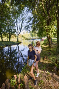 İki orta yaşlı kız kardeş bir yaz sabahını parkta dinlenerek ve eğlenerek geçiriyorlar..