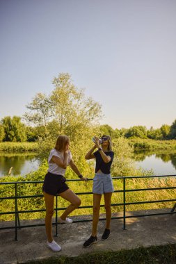 İki orta yaşlı kız kardeş bir yaz sabahını parkta dinlenerek ve eğlenerek geçiriyorlar..