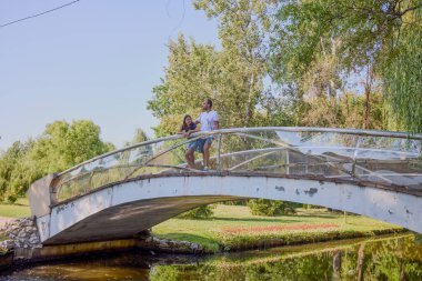 Baba ve kızı bir yaz sabahı göl kenarında parkta birlikte vakit geçiriyorlar doğanın tadını çıkarıyorlar..