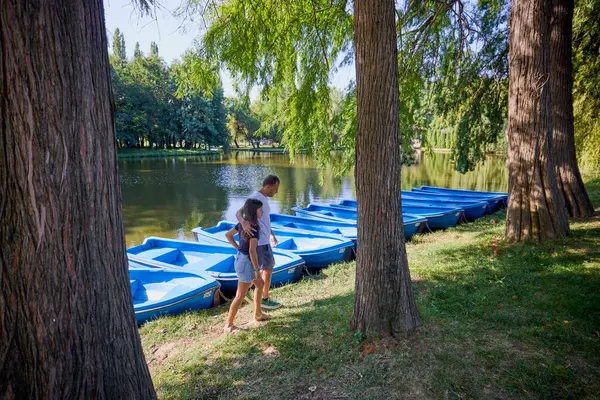 Baba ve kızı bir yaz sabahı göl kenarında parkta birlikte vakit geçiriyorlar doğanın tadını çıkarıyorlar..