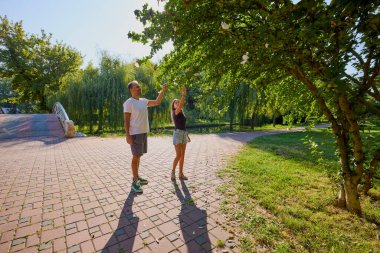 Baba ve kızı parkta birlikte zaman geçiriyorlar. Egzersiz yapıyor ve dinleniyorlar..