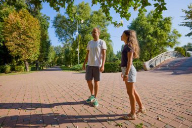 Baba ve kızı parkta birlikte zaman geçiriyorlar. Egzersiz yapıyor ve dinleniyorlar..