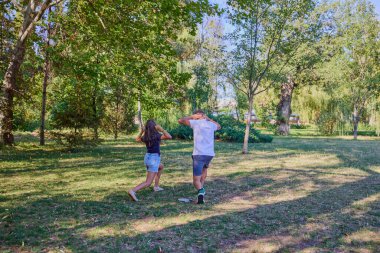 Baba ve kızı parkta birlikte zaman geçiriyorlar. Egzersiz yapıyor ve dinleniyorlar..