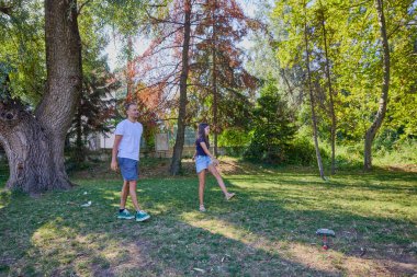 Baba ve kızı parkta birlikte zaman geçiriyorlar. Egzersiz yapıyor ve dinleniyorlar..