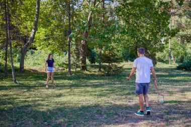 Baba ve kızı parkta birlikte zaman geçiriyorlar. Egzersiz yapıyor ve dinleniyorlar..