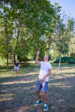 Baba ve kızı parkta birlikte zaman geçiriyorlar. Egzersiz yapıyor ve dinleniyorlar..