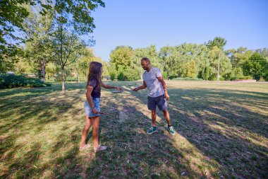 Baba ve kızı parkta birlikte zaman geçiriyorlar. Egzersiz yapıyor ve dinleniyorlar..