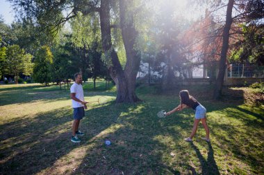 Baba ve kızı parkta birlikte zaman geçiriyorlar. Egzersiz yapıyor ve dinleniyorlar..