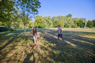 Baba ve kızı parkta birlikte zaman geçiriyorlar. Egzersiz yapıyor ve dinleniyorlar..