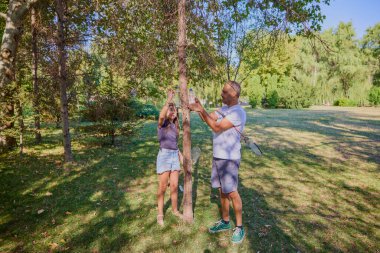 Baba ve kızı parkta birlikte zaman geçiriyorlar. Egzersiz yapıyor ve dinleniyorlar..