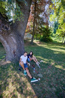 Baba ve kızı parkta birlikte zaman geçiriyorlar. Egzersiz yapıyor ve dinleniyorlar..