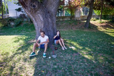 Baba ve kızı parkta birlikte zaman geçiriyorlar. Egzersiz yapıyor ve dinleniyorlar..