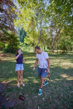 Baba ve kızı parkta birlikte zaman geçiriyorlar. Egzersiz yapıyor ve dinleniyorlar..