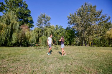 Baba ve kızı parkta birlikte zaman geçiriyorlar. Egzersiz yapıyor ve dinleniyorlar..