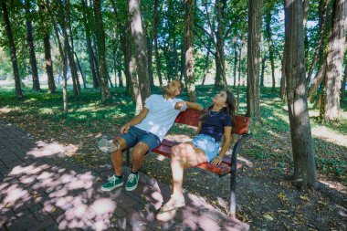 Baba ve kızı parkta birlikte zaman geçiriyorlar. Egzersiz yapıyor ve dinleniyorlar..